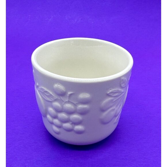 Set of 4 Gibson Designs White Embossed Raised Fruit Flat Coffee Cup & Saucer - Picture 3 of 10